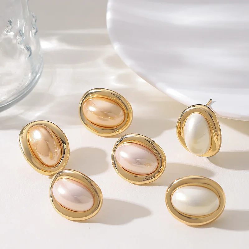 Stylish, exquisite and simple imitation pearl resin bean earrings, high-end light luxury niche personalized commuting earrings
Stylish, exquisite and simple imitation pearl resin bean earrings, high-end light luxury niche personalized commuting earrings