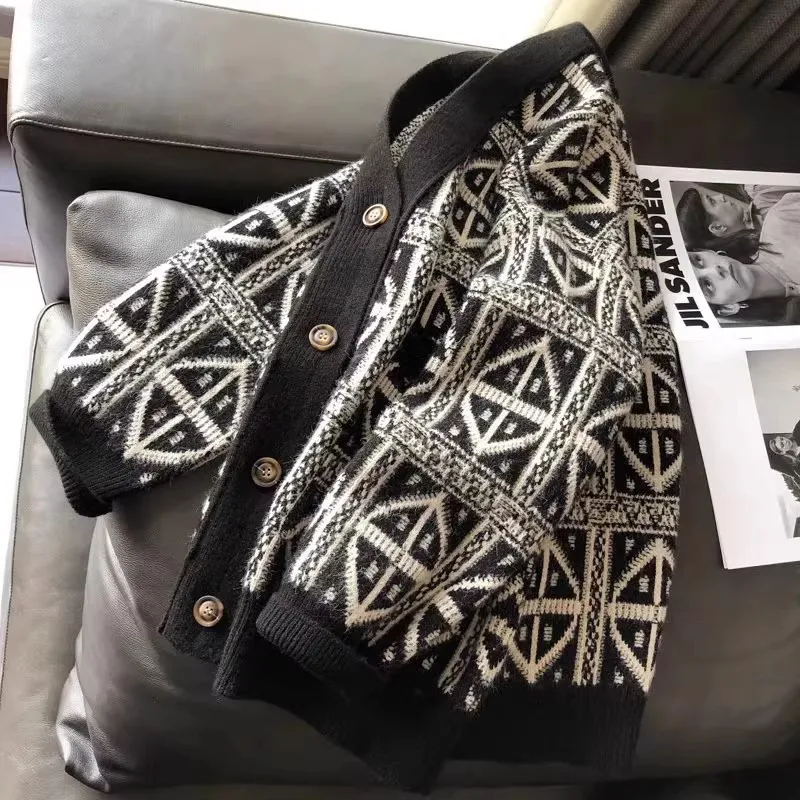 Autumn Winter Men's Thiened Double Knit Sweater Cardigan Casual V-ne Loose Outerwear Knitted Soft Polyester Fiber
Autumn Winter Men's Thiened Double Knit Sweater Cardigan Casual V-ne Loose Outerwear Knitted Soft Polyester Fiber