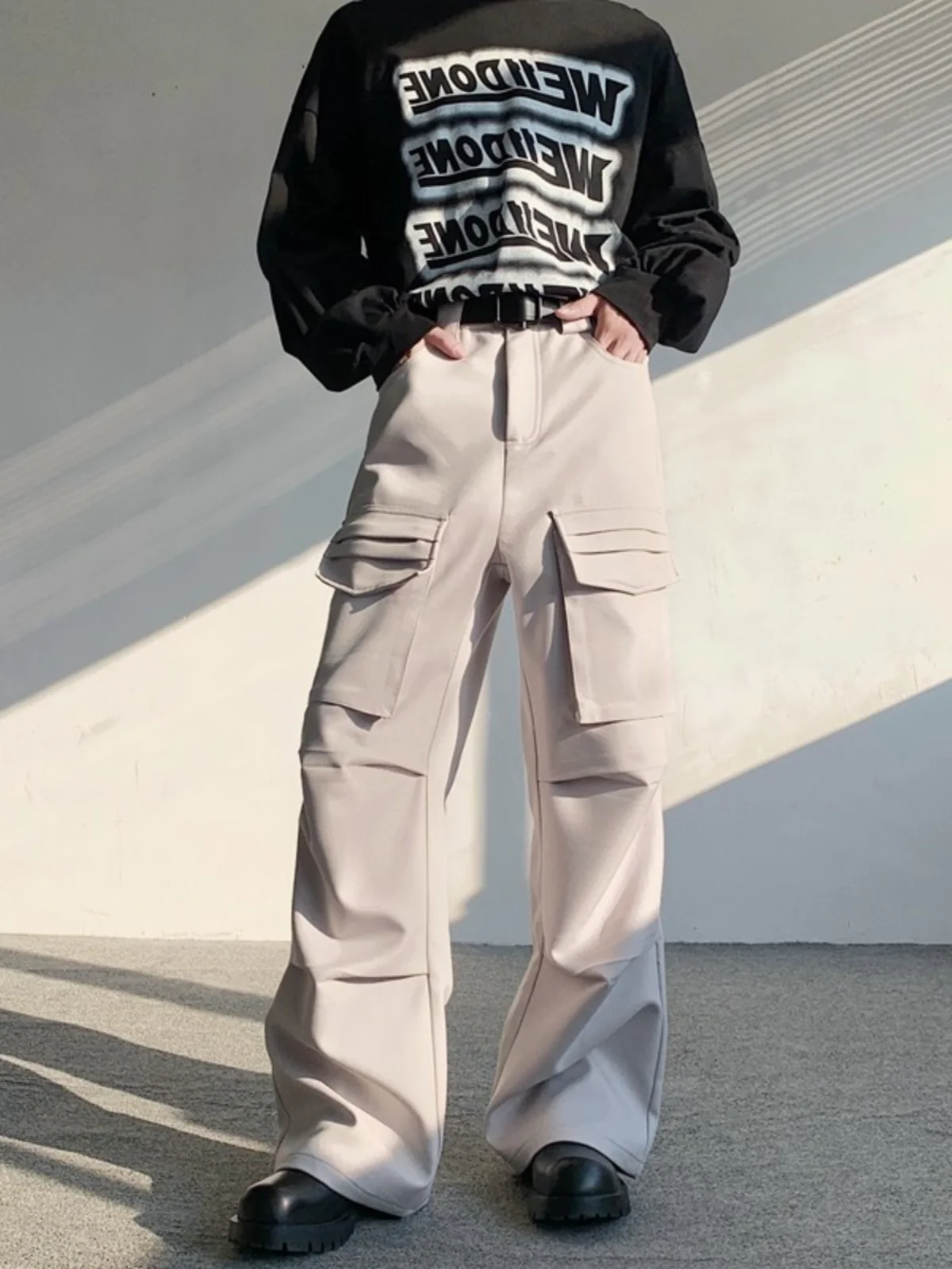 Мужские рабочие брюки с большими карманами, драпированные, повседневные, длинные, в американском стиле, с эффектом складок, силуэт «солдат», с эффектом драпировки.
Мужские рабочие брюки с большими карманами, драпированные, повседневные, длинные, в американском стиле, с эффектом складок, силуэт «солдат», с эффектом драпировки.