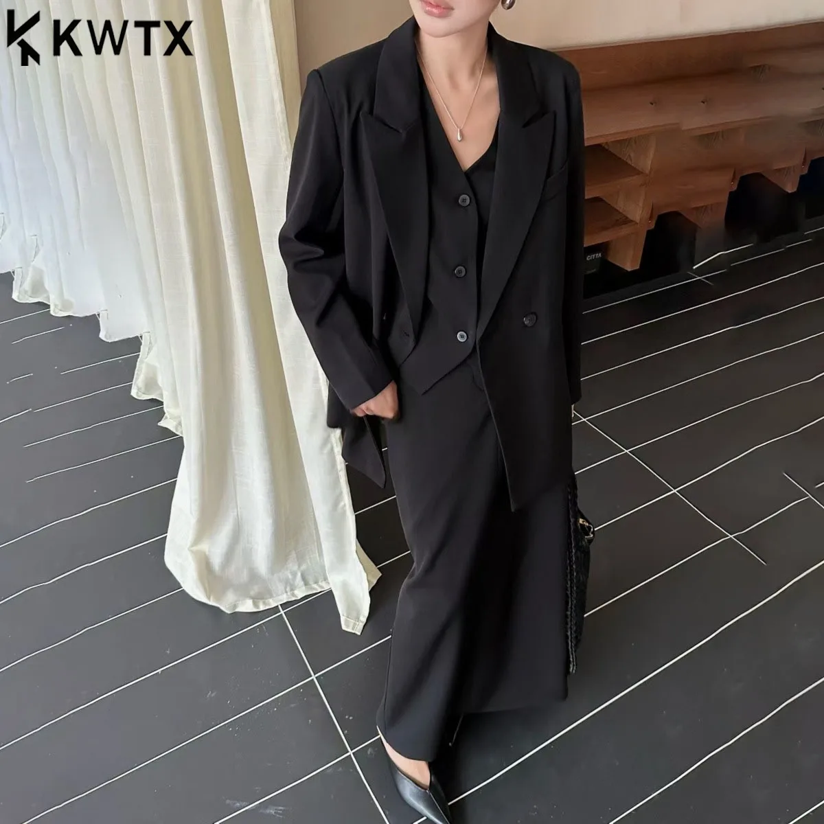 KWTX Women’s 3 Piece Suit Set Solid Color Lapel Blazer Vest High Waist A-Line Skirt Casual Chic Slim Fit Elegant Spring Summer
KWTX Women’s 3 Piece Suit Set Solid Color Lapel Blazer Vest High Waist A-Line Skirt Casual Chic Slim Fit Elegant Spring Summer