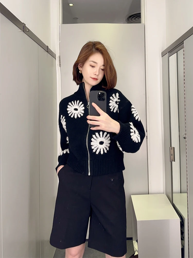 Fall Winter New Sle Bla Woolen Knitted Zipper High Collar Long Sve Daisy Embroidery Outerwear for Women Trendy Top
Fall Winter New Sle Bla Woolen Knitted Zipper High Collar Long Sve Daisy Embroidery Outerwear for Women Trendy Top