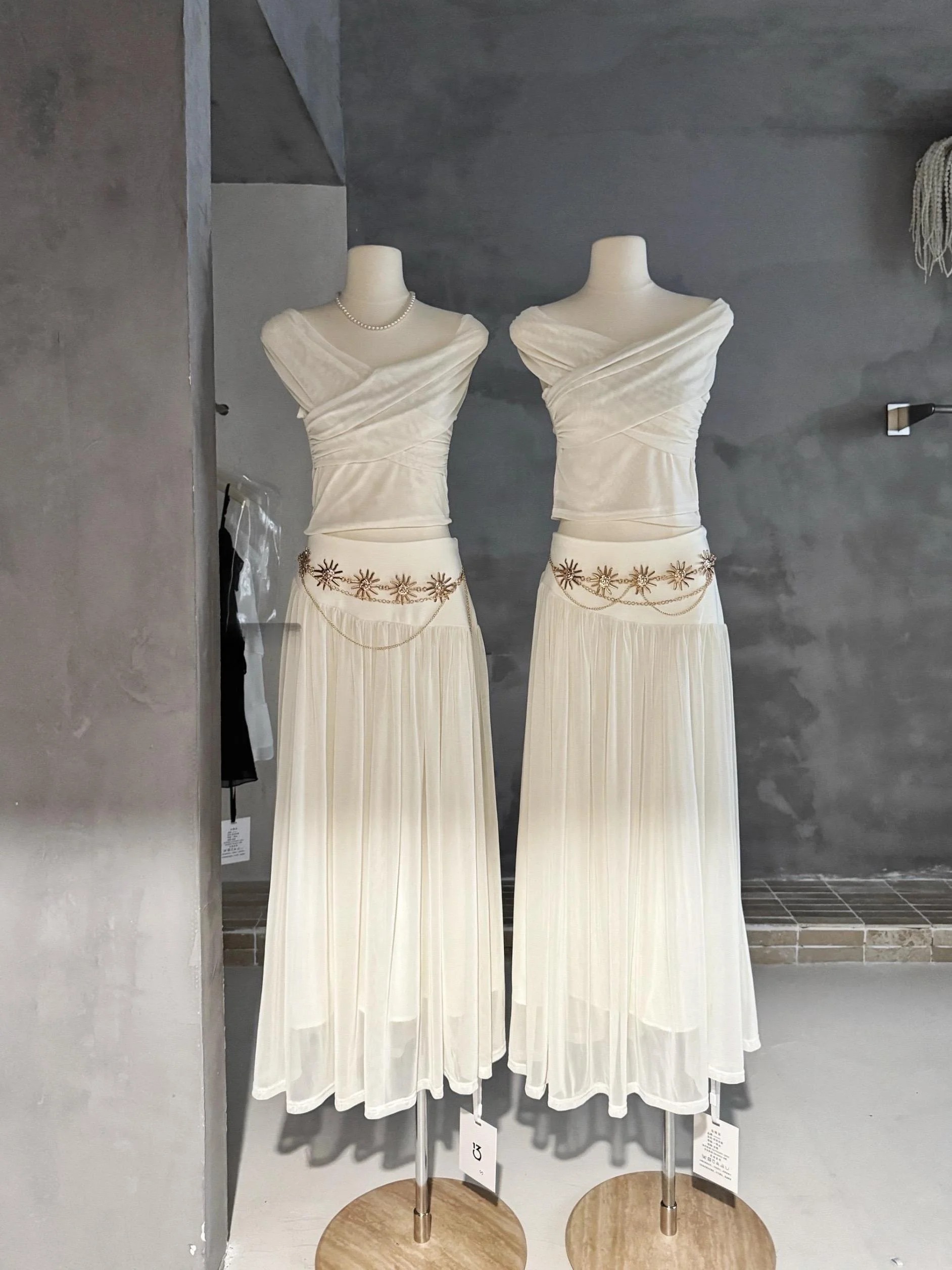 Ultra-Fairy 2-Piece Set Shoulder-Baring Pleated Top And Flowy Skirt High Waist Summer Fashion Ensemble for Women 18-25 Years Old
Ultra-Fairy 2-Piece Set Shoulder-Baring Pleated Top And Flowy Skirt High Waist Summer Fashion Ensemble for Women 18-25 Years Old