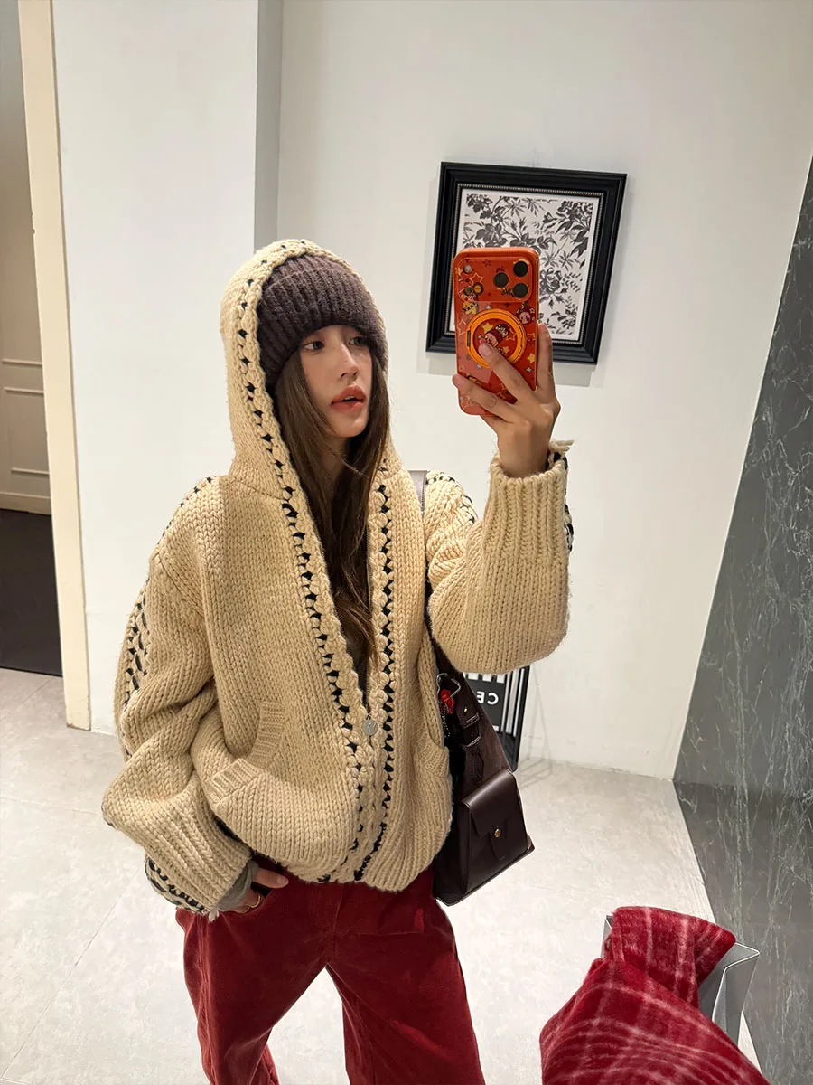 Осенне-зимний женский вязаный свитер Zhou Tong из смесовой шерсти: теплый, уютный, с капюшоном, повседневный, высококачественный трикотаж для города
Осенне-зимний женский вязаный свитер Zhou Tong из смесовой шерсти: теплый, уютный, с капюшоном, повседневный, высококачественный трикотаж для города