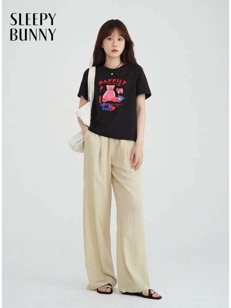 Женские брюки с широкими штанинами на резинке, легкие, драпированные, свободного кроя, весенние, длинные, универсальные, повседневные.
Женские брюки с широкими штанинами на резинке, легкие, драпированные, свободного кроя, весенние, длинные, универсальные, повседневные.