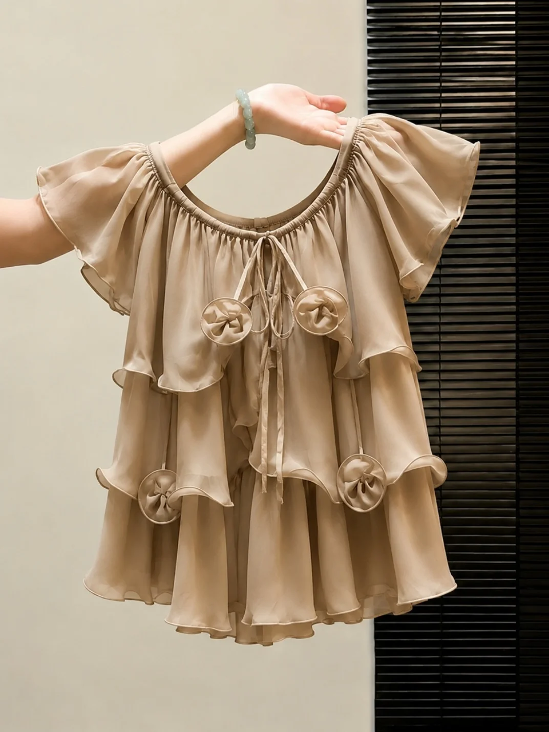 Korean Style Women's Shirt Summer 2026 Fashionable Pleated Slim Design Small Flying Sleeve Short Sleeve round Neck Top
Korean Style Women's Shirt Summer 2026 Fashionable Pleated Slim Design Small Flying Sleeve Short Sleeve round Neck Top