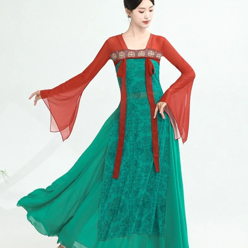 Классический танцевальный костюм — женское платье для выступлений с юбкой средней коркоры эпохи Хан и Тан из прозрачной ткани и большим подолом юбки.
Классический танцевальный костюм — женское платье для выступлений с юбкой средней коркоры эпохи Хан и Тан из прозрачной ткани и большим подолом юбки.