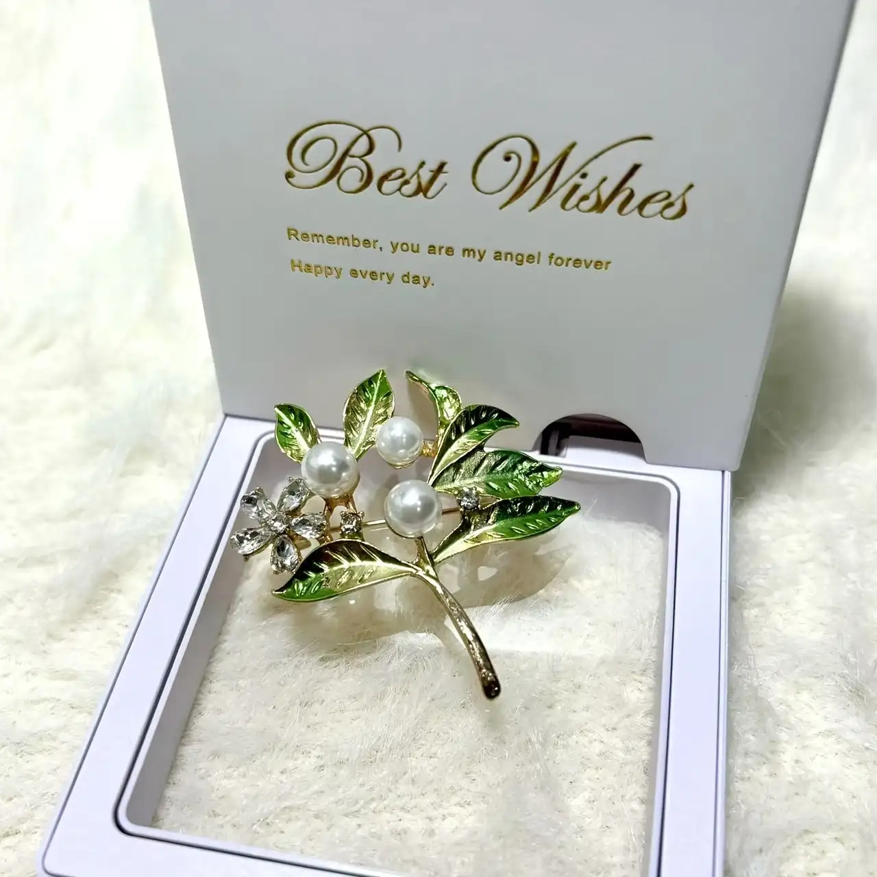 Fresh and natural! Faux pearl green leaf brooch to add a touch of greenery to your look
Fresh and natural! Faux pearl green leaf brooch to add a touch of greenery to your look
