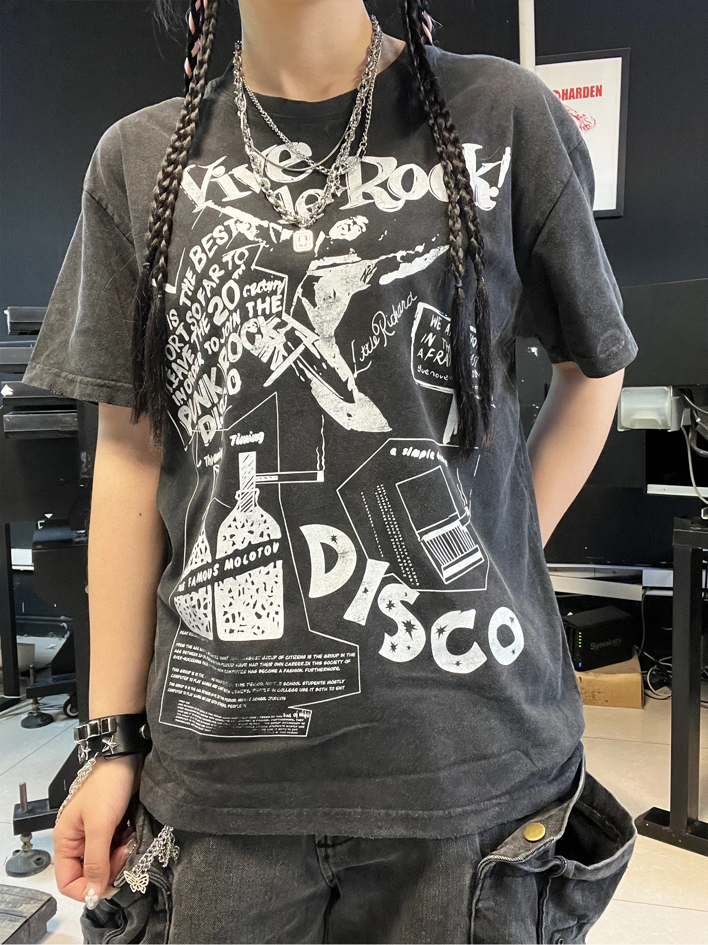 Wang Studio 180G Vintage Rock Singer Letter High-End Worn Short Sleeve T-Shirt Women's Fashion Cotton Spandex Crew Neck Top
Wang Studio 180G Vintage Rock Singer Letter High-End Worn Short Sleeve T-Shirt Women's Fashion Cotton Spandex Crew Neck Top