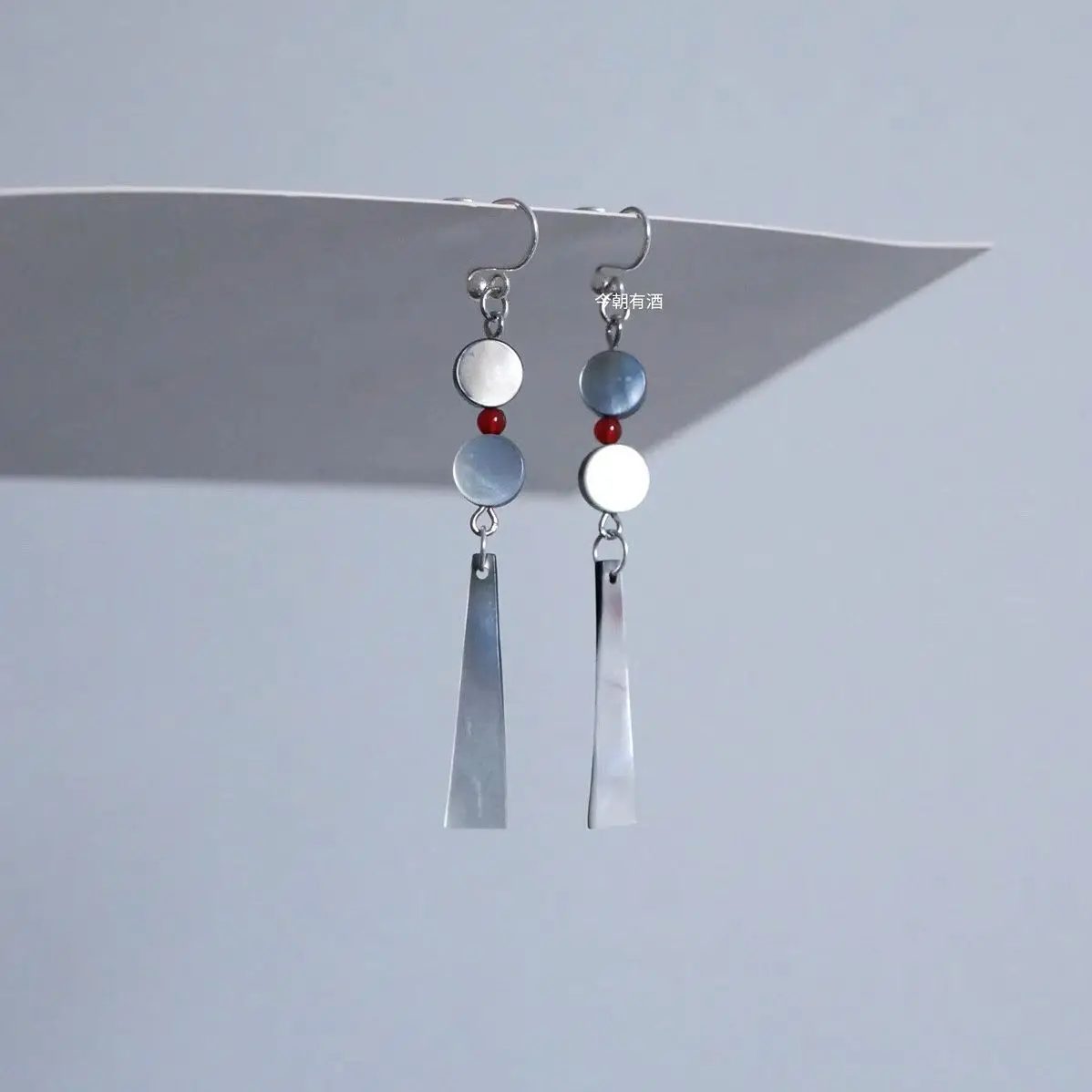 Original New Chinese Style Black Butterfly Shell Natural Shell Dangle Earrings Aesthetic Summer Freshness Handcrafted for Women
Original New Chinese Style Black Butterfly Shell Natural Shell Dangle Earrings Aesthetic Summer Freshness Handcrafted for Women