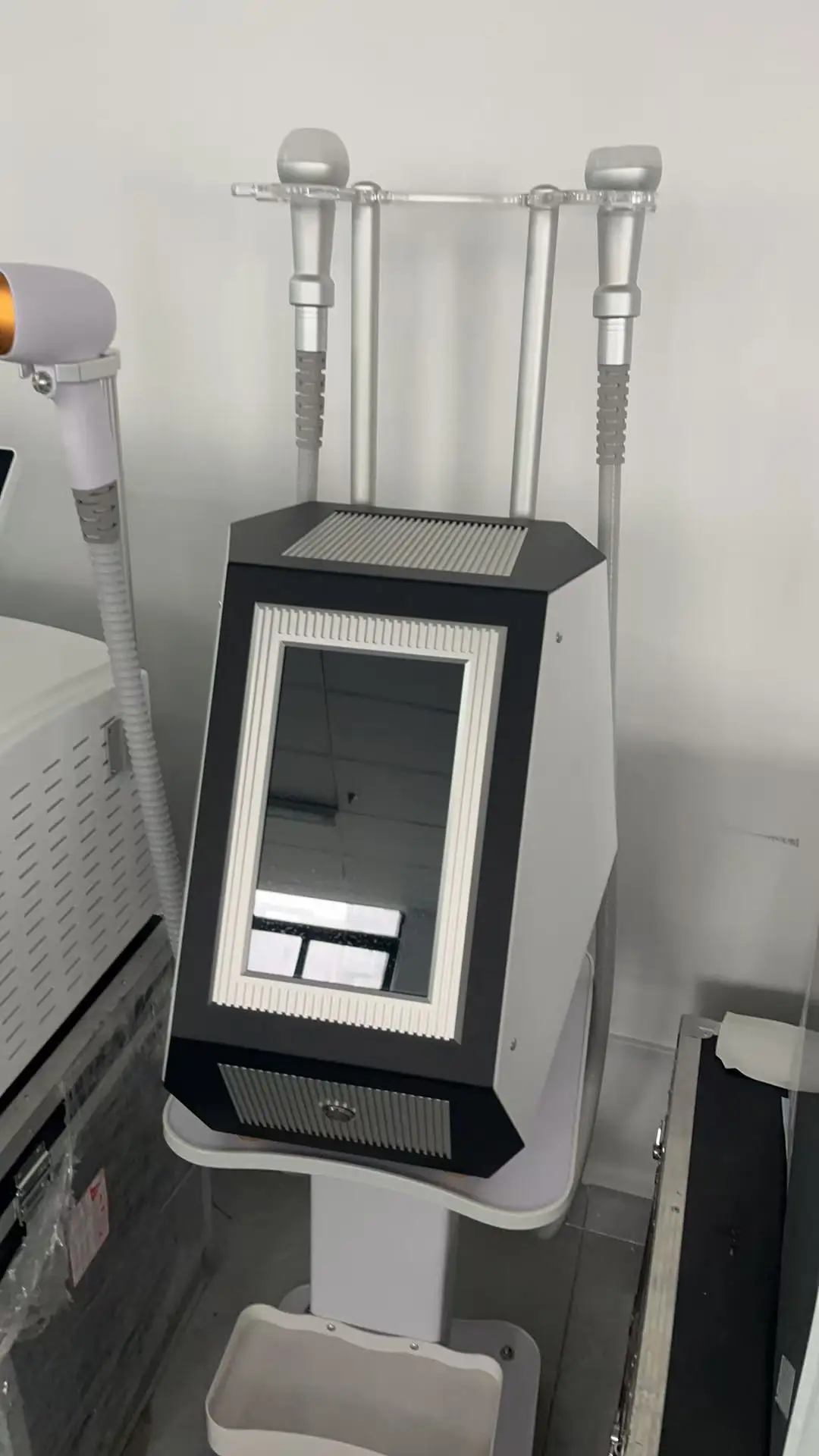 Professional Hot and Cold Skin Firming Cryo Portable Facial For Fat Reduction Skin Tightening Body Contouring And Body Slimming
Professional Hot and Cold Skin Firming Cryo Portable Facial For Fat Reduction Skin Tightening Body Contouring And Body Slimming