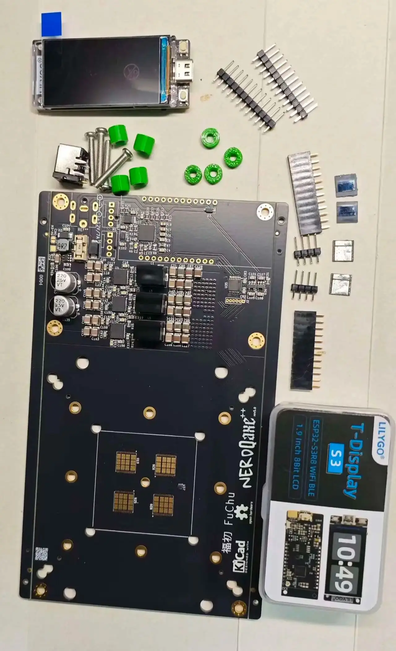 Паяльный комплект Nerdqaxe++ включает 4 чипа 1370, отсутствует только радиатор и адаптер питания.
Паяльный комплект Nerdqaxe++ включает 4 чипа 1370, отсутствует только радиатор и адаптер питания.