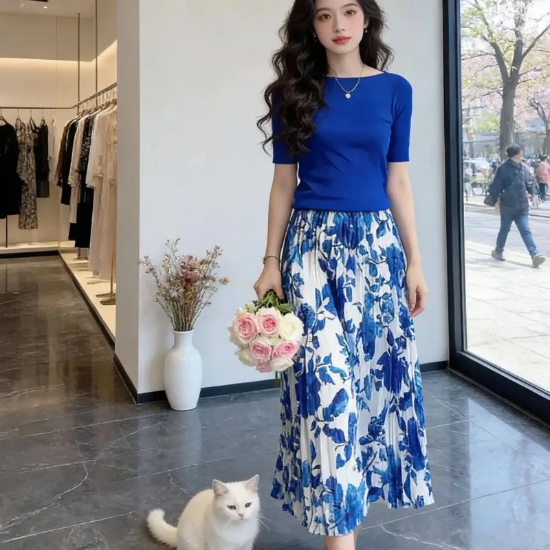 Women's Knit Top And Floral Print Pleated Skirt 2 Piece Outfit
Women's Knit Top And Floral Print Pleated Skirt 2 Piece Outfit