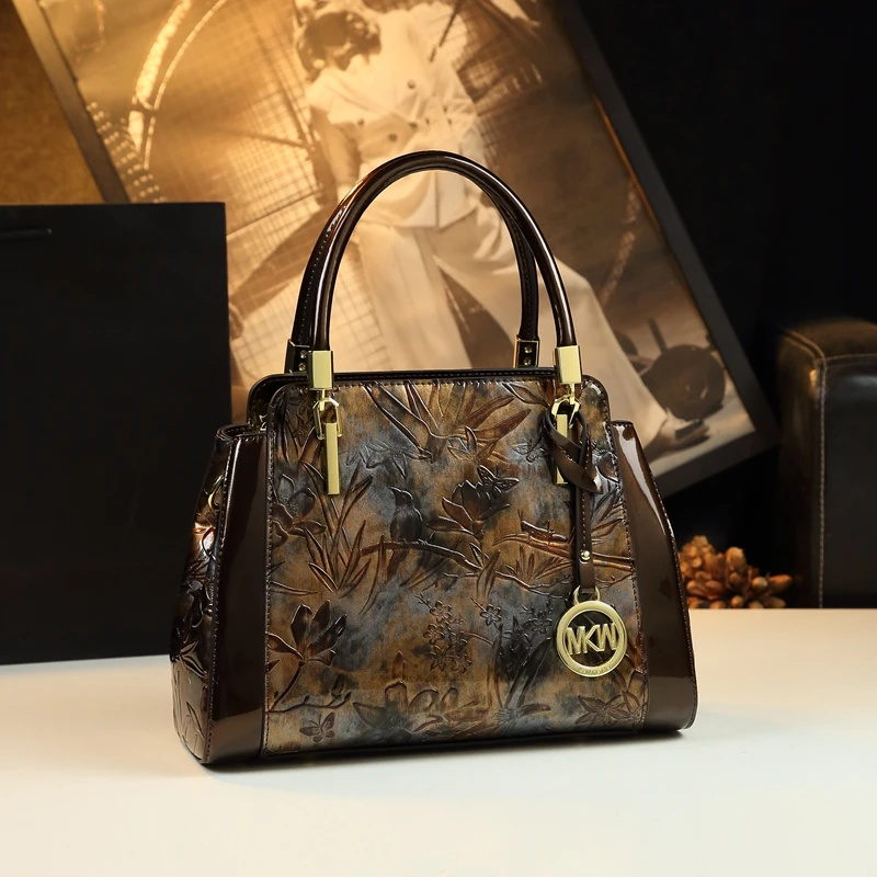 High end patent leather carving 2024 new light luxury women's bag, high-end and atmospheric handbag
High end patent leather carving 2024 new light luxury women's bag, high-end and atmospheric handbag