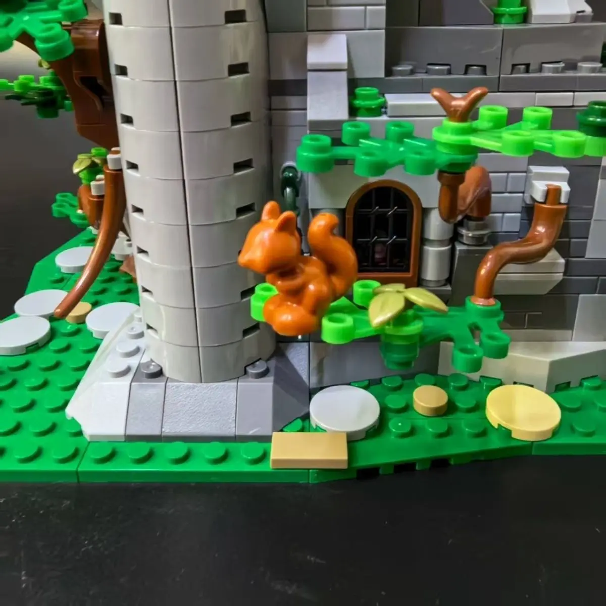 849PCS MOC Building Blocks Creative Works Forest Man Outpost Stone House Castle Assembled Toy Sculpture Finished Size 21*20*21
849PCS MOC Building Blocks Creative Works Forest Man Outpost Stone House Castle Assembled Toy Sculpture Finished Size 21*20*21