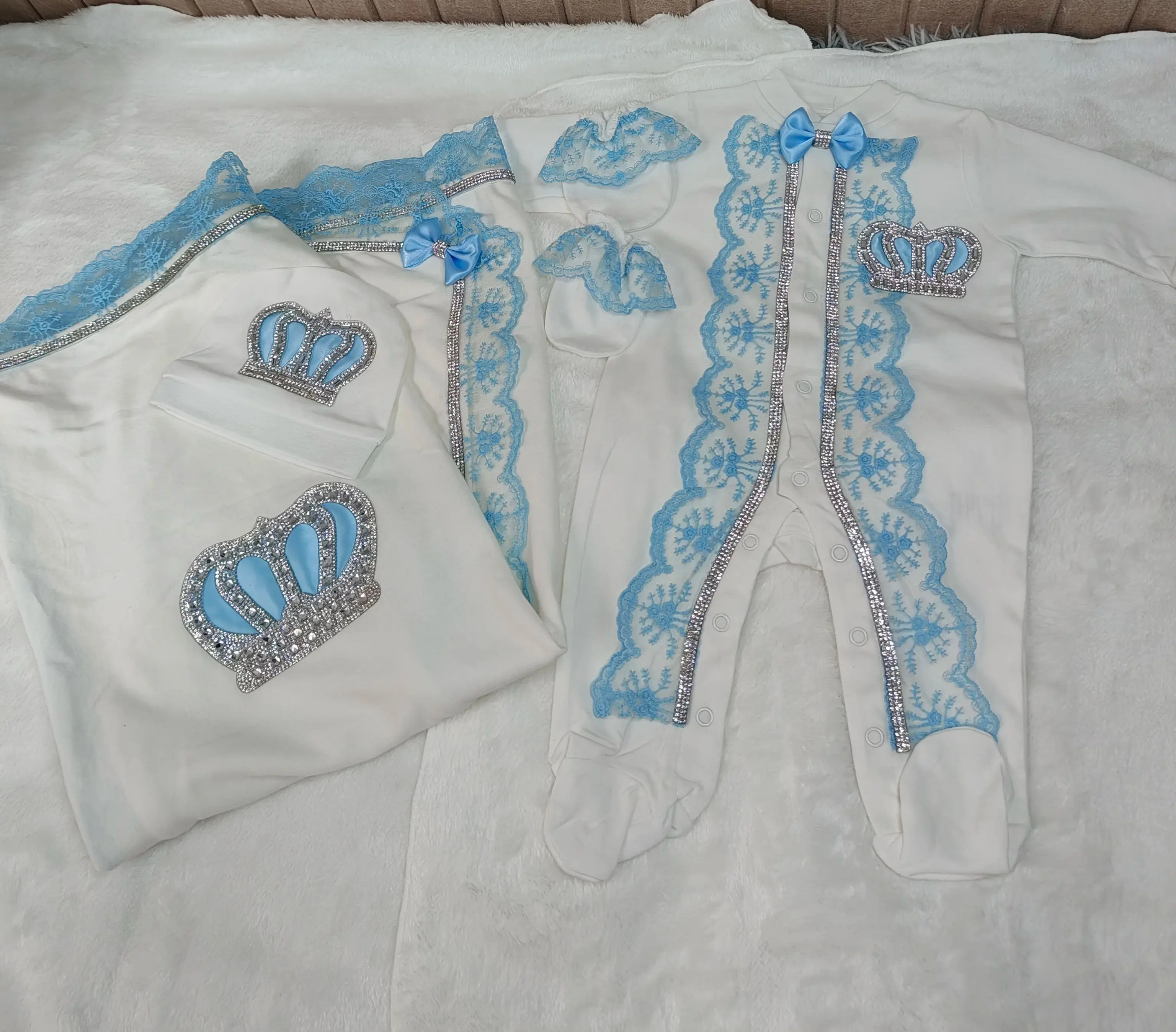 Glorious Newborn Baby Crown Rhinestone Sparkly Lace Bow 5PCS Set Footed Romper Soft Delicate Coming Home Outfit
Glorious Newborn Baby Crown Rhinestone Sparkly Lace Bow 5PCS Set Footed Romper Soft Delicate Coming Home Outfit