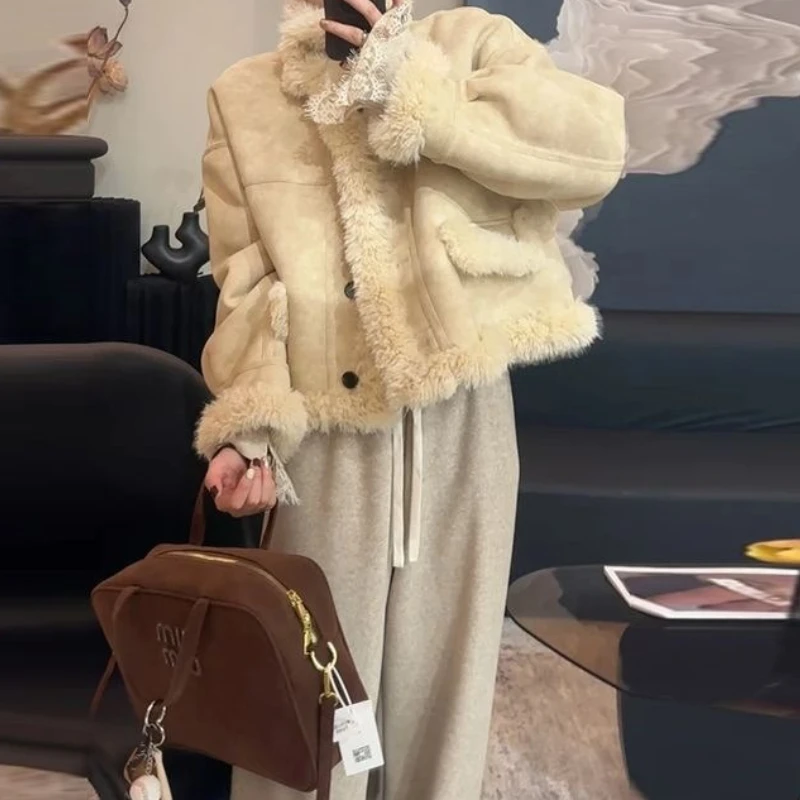 Lamb fur integrated short coat women's 2025 winter small thickened thermal locomotive top
Lamb fur integrated short coat women's 2025 winter small thickened thermal locomotive top