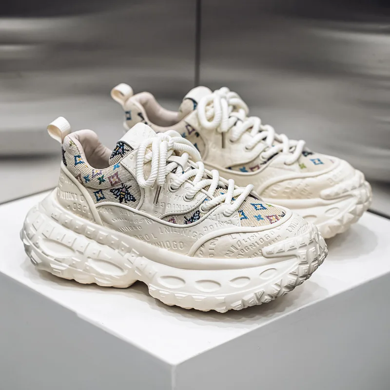 Четырехсезонная мужская обувь, весенняя кожаная дышащая повседневная спортивная обувь, универсальные студенческие туфли для папы на высокой подошве, увеличивающие рост.
Четырехсезонная мужская обувь, весенняя кожаная дышащая повседневная спортивная обувь, универсальные студенческие туфли для папы на высокой подошве, увеличивающие рост.