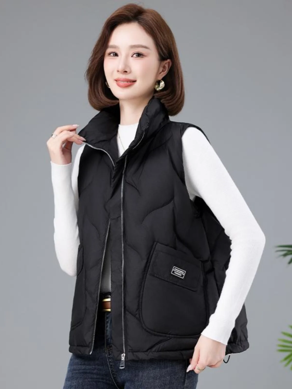 Женский пуховый жилет, новинка 2025, теплая верхняя одежда для мам среднего возраста, осень-зима, модное Thiened из полиэфирного волокна
Женский пуховый жилет, новинка 2025, теплая верхняя одежда для мам среднего возраста, осень-зима, модное Thiened из полиэфирного волокна