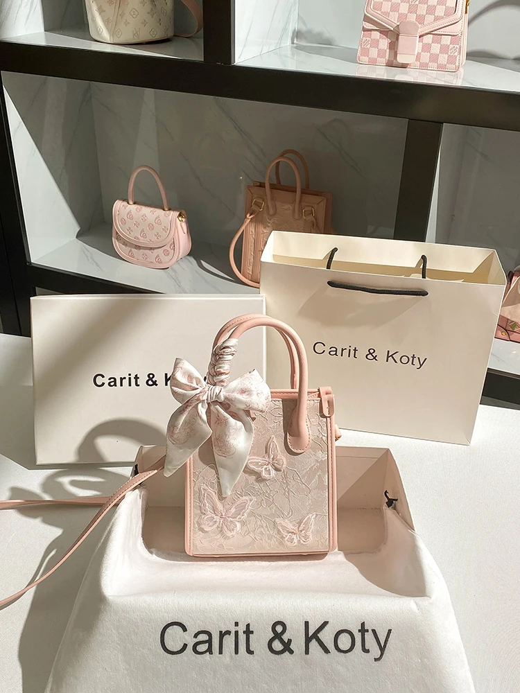 Popular and Luxury Handbag with Embroidery Butterfly and Scarves Women's Fashion and Versatile Crossbody Bag for Banquet
Popular and Luxury Handbag with Embroidery Butterfly and Scarves Women's Fashion and Versatile Crossbody Bag for Banquet