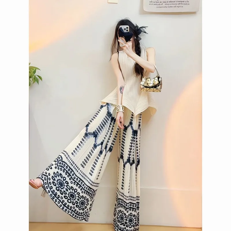 Новая корейская мода, повседневный женский комплект из двух предметов, свободная блузка без рукавов в стиле ретро, топ + плиссированные широкие брюки с принтом
Новая корейская мода, повседневный женский комплект из двух предметов, свободная блузка без рукавов в стиле ретро, топ + плиссированные широкие брюки с принтом