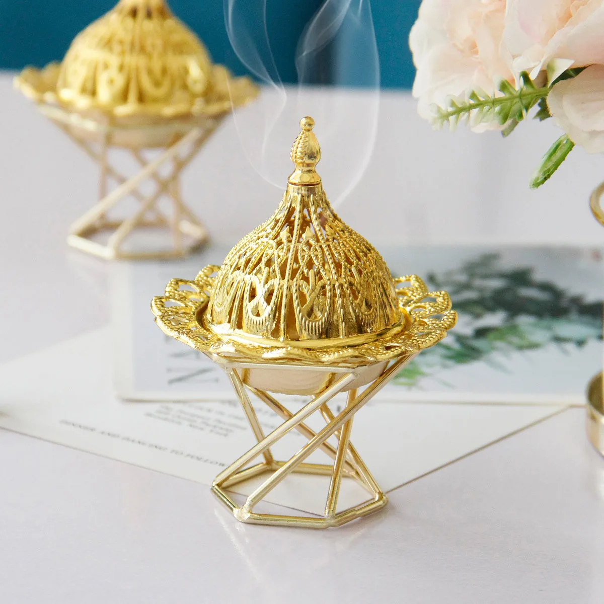 Middle Eastern Arabic gold metal incense burner mini small handheld aromatherapy burner home decoration
Middle Eastern Arabic gold metal incense burner mini small handheld aromatherapy burner home decoration