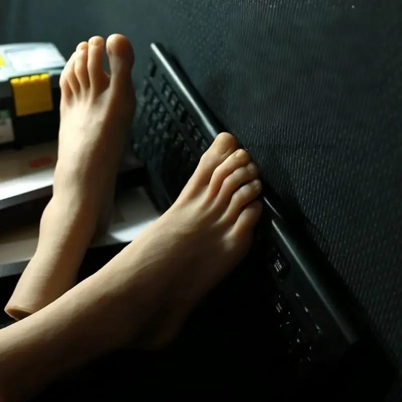 Strong Male Silicone Foot Model Lifelike Man's Feet for Shooting Shoes Sock Display Props False Nail Practice Massage
Strong Male Silicone Foot Model Lifelike Man's Feet for Shooting Shoes Sock Display Props False Nail Practice Massage