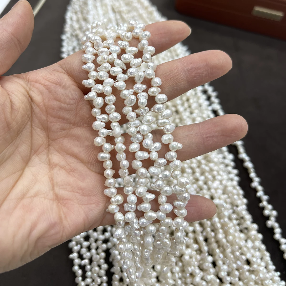 Factory wholesale 4.5-5.5mm White Irregular Tail Bead Natural Freshwater Oval Pearl Necklace Materials DIY Jewelry Accessories
Factory wholesale 4.5-5.5mm White Irregular Tail Bead Natural Freshwater Oval Pearl Necklace Materials DIY Jewelry Accessories