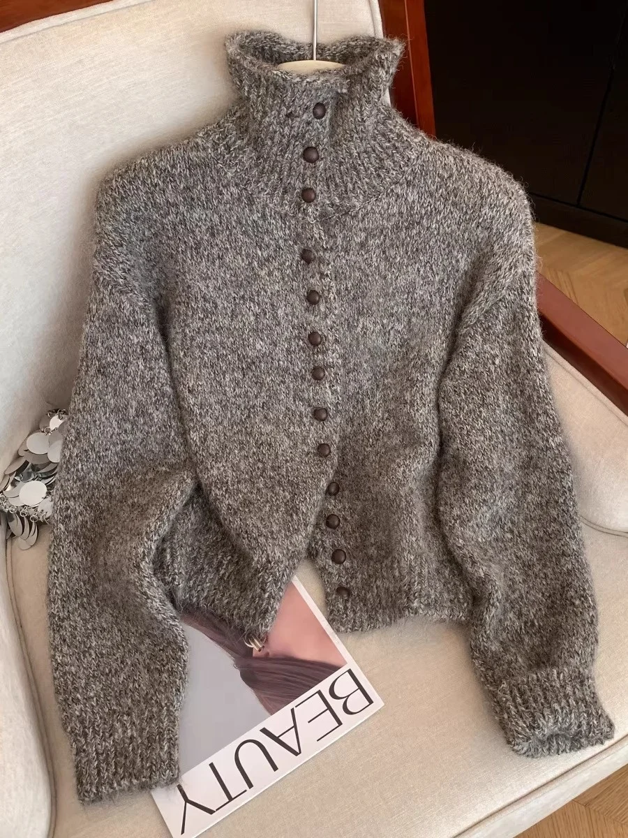 Ретро-свитер с высоким воротником, вязаный, женский, весна-осень-зима, модный, на одной пуговице, приталенный, маленький размер
Ретро-свитер с высоким воротником, вязаный, женский, весна-осень-зима, модный, на одной пуговице, приталенный, маленький размер