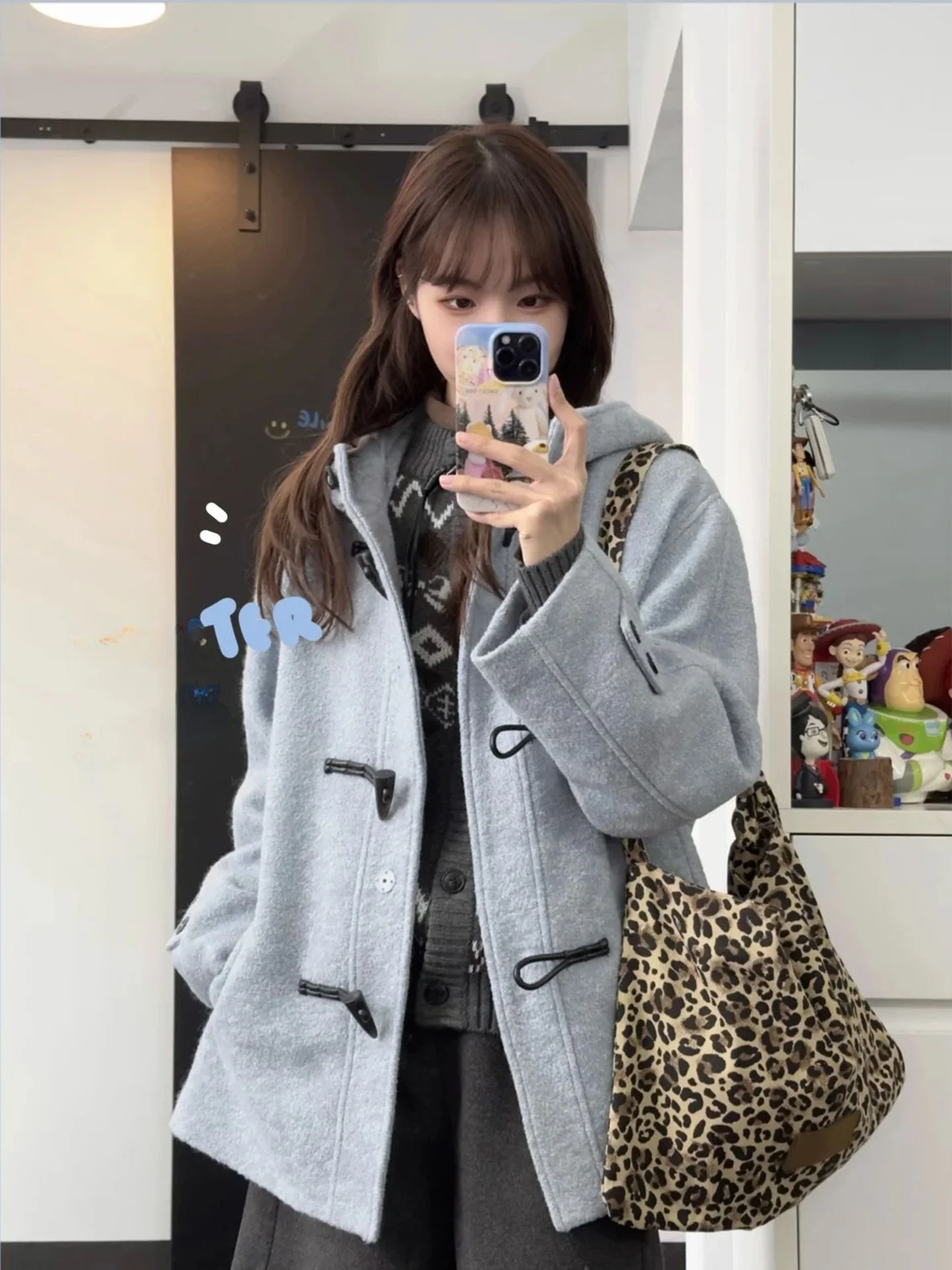 Зимнее шерстяное пальто Thiened Blue Fem Jaet, корейская одежда свободного покроя, теплая верхняя одежда небольшого размера с роговыми пуговицами
Зимнее шерстяное пальто Thiened Blue Fem Jaet, корейская одежда свободного покроя, теплая верхняя одежда небольшого размера с роговыми пуговицами