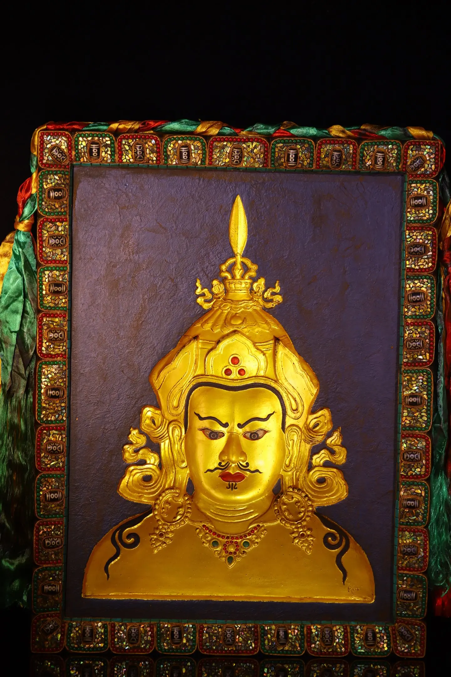 26"Tibetan Temple Collection Old Bodhi Root Gilded Mosaic Gem gZi Beads Shell Guru Rinpoche Buddha Head Thangka Hanging Panel
26"Tibetan Temple Collection Old Bodhi Root Gilded Mosaic Gem gZi Beads Shell Guru Rinpoche Buddha Head Thangka Hanging Panel