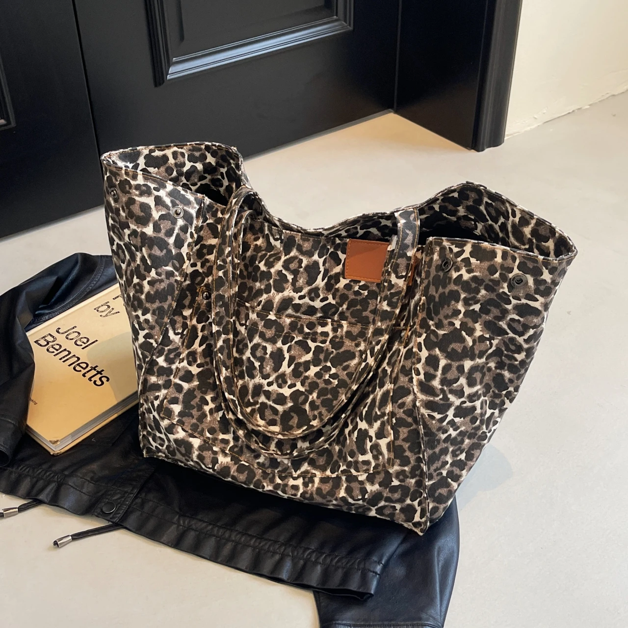 Large Capacity Leopard Shoulder Bags Fashion Fabric Cotton Handbags 2024 Hot Sell Big Packages Korea Light Cloth Casual Totes
Large Capacity Leopard Shoulder Bags Fashion Fabric Cotton Handbags 2024 Hot Sell Big Packages Korea Light Cloth Casual Totes