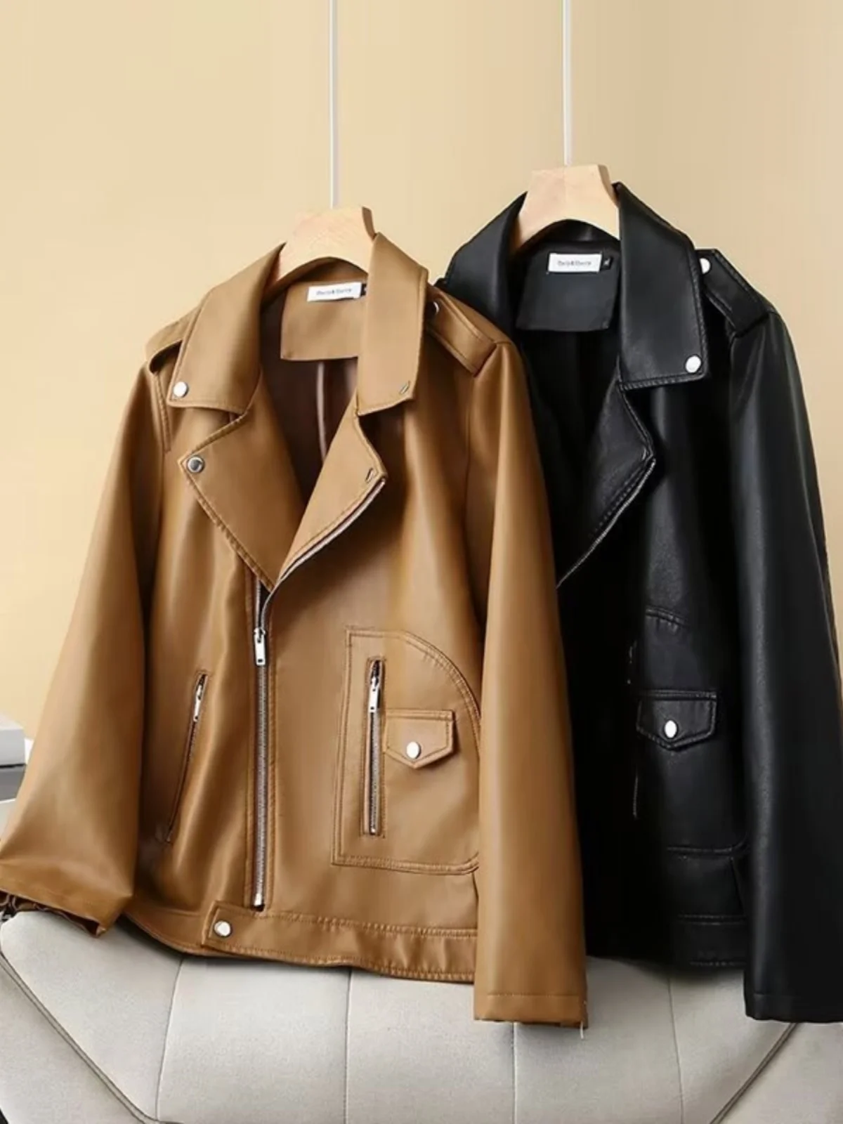 Spring Autumn Korean Style PU Leather Motorcycle Jacket plus Size 200 Pounds Flip Collar Slant Zipper Outerwear Large Size Le...
Spring Autumn Korean Style PU Leather Motorcycle Jacket plus Size 200 Pounds Flip Collar Slant Zipper Outerwear Large Size Le...