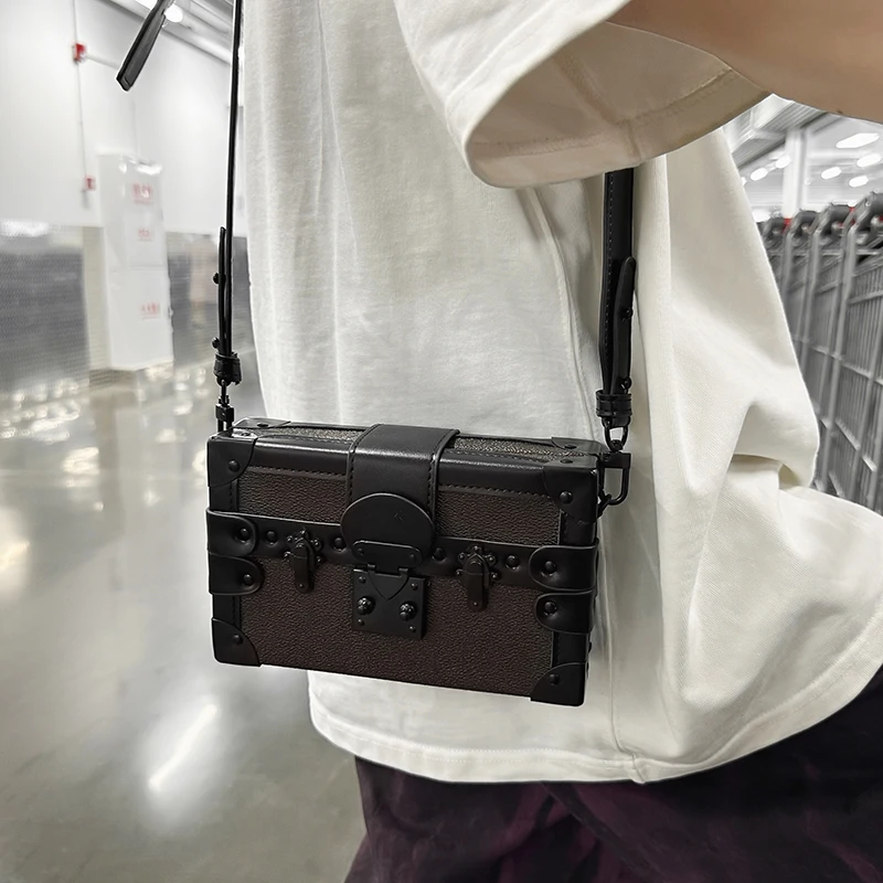 Simple Lightweight Box Bag Unisex Trendy Diagonal Striped Shoulder Bag Soft PU Leather Pressed Shell Men's mochila
Simple Lightweight Box Bag Unisex Trendy Diagonal Striped Shoulder Bag Soft PU Leather Pressed Shell Men's mochila