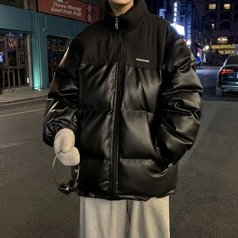 Мужская верхняя одежда свободного кроя из искусственной кожи с воротником-стойкой, хлопковая куртка, модное хлопковое пальто для молодежи
Мужская верхняя одежда свободного кроя из искусственной кожи с воротником-стойкой, хлопковая куртка, модное хлопковое пальто для молодежи