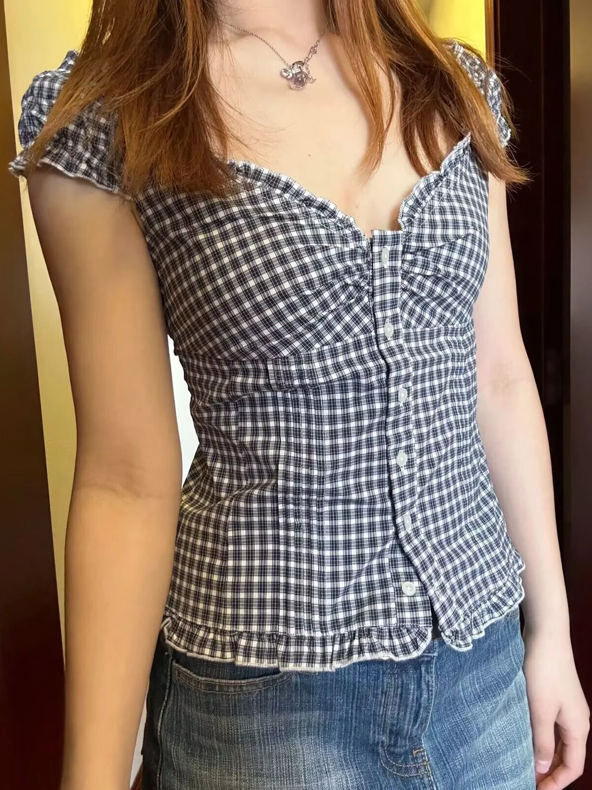 Тонкая футболка в клетку с оборками, блузка, женская однобортная футболка с v-образным вырезом и складками, летняя милая хлопковая футболка в консервативном стиле Y2k
Тонкая футболка в клетку с оборками, блузка, женская однобортная футболка с v-образным вырезом и складками, летняя милая хлопковая футболка в консервативном стиле Y2k