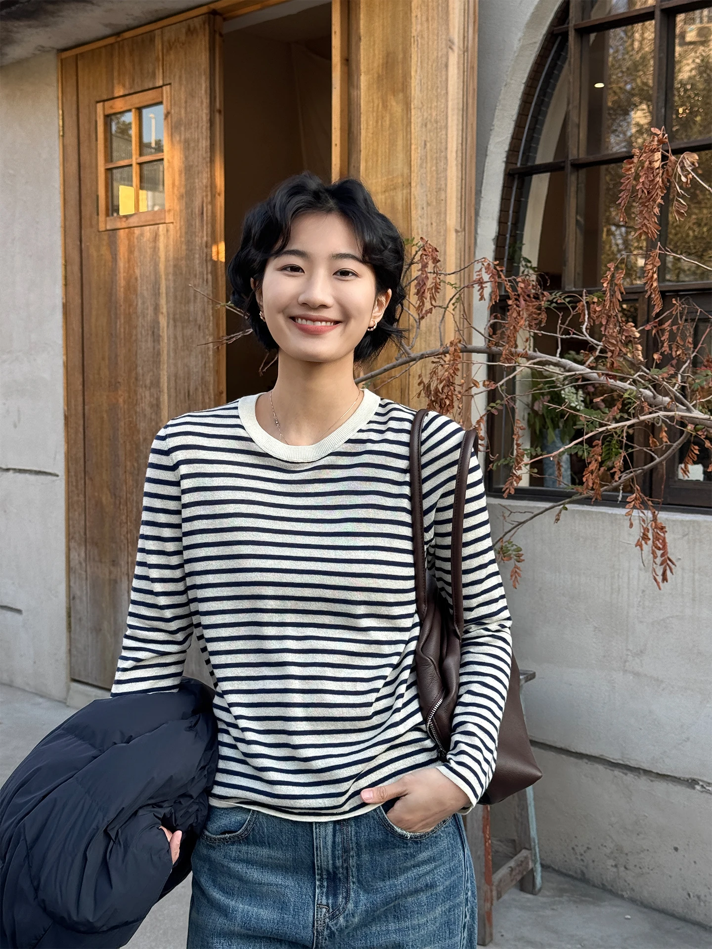 Свободный вязаный джемпер с длинным рукавом и круглым вырезом из смесовой шерсти, женский повседневный базовый топ, новинка зимы, в полоску, универсальный трикотажный джемпер.
Свободный вязаный джемпер с длинным рукавом и круглым вырезом из смесовой шерсти, женский повседневный базовый топ, новинка зимы, в полоску, универсальный трикотажный джемпер.