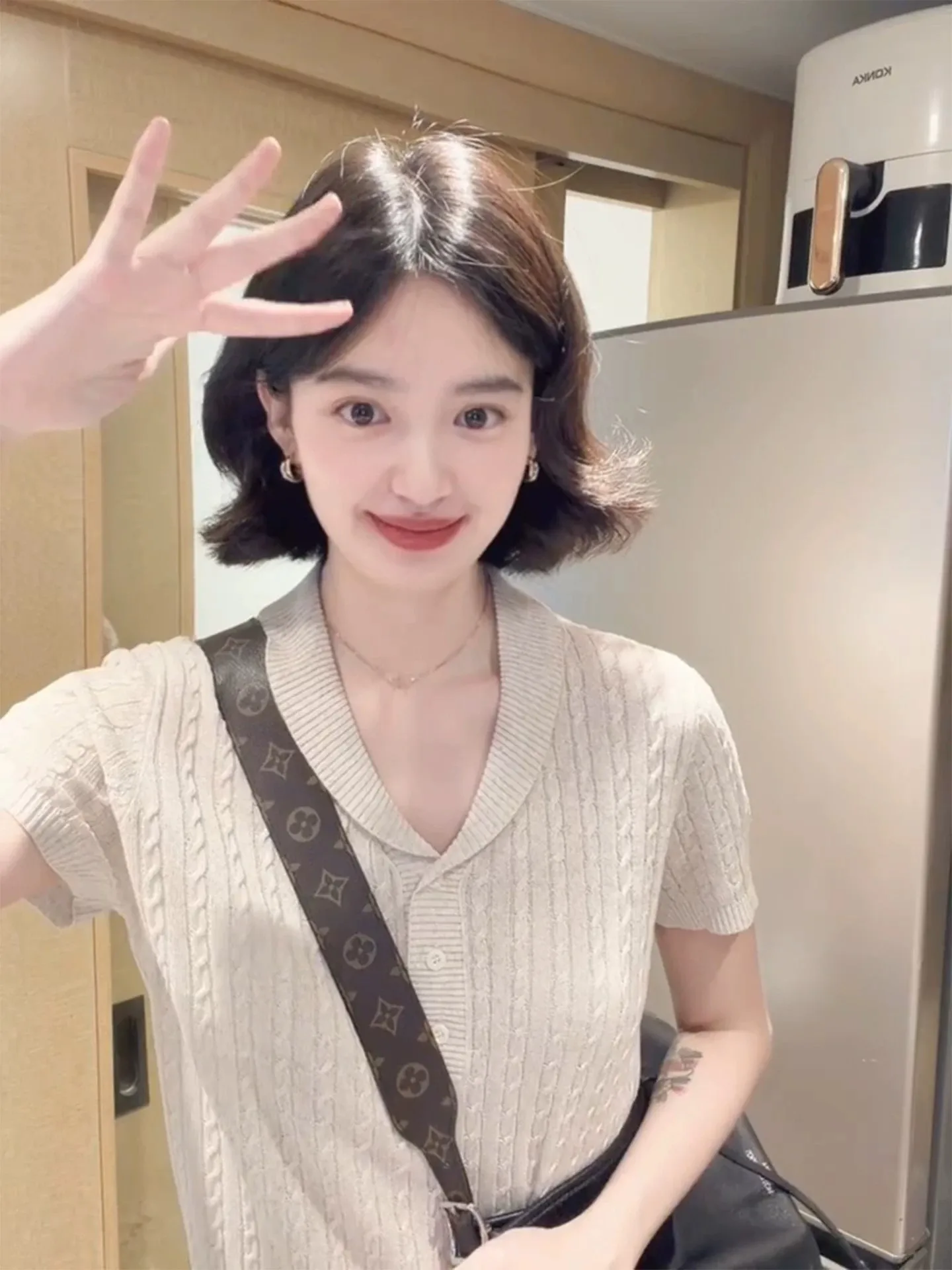 Unique Beautiful Ice Silk Short Sleeve V Neck Knitted T Shirt Women's Fashionable Summer Top Korean Style Slim Fit Daily Wear
Unique Beautiful Ice Silk Short Sleeve V Neck Knitted T Shirt Women's Fashionable Summer Top Korean Style Slim Fit Daily Wear