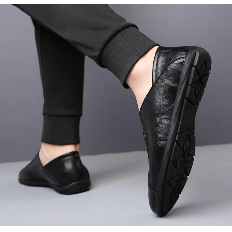 Мужские кожаные туфли на низком каблуке с неглубоким вырезом, в мягком ретро-стиле, подходят для повседневной носки и делового стиля, высококачественные, на плоской подошве.
Мужские кожаные туфли на низком каблуке с неглубоким вырезом, в мягком ретро-стиле, подходят для повседневной носки и делового стиля, высококачественные, на плоской подошве.