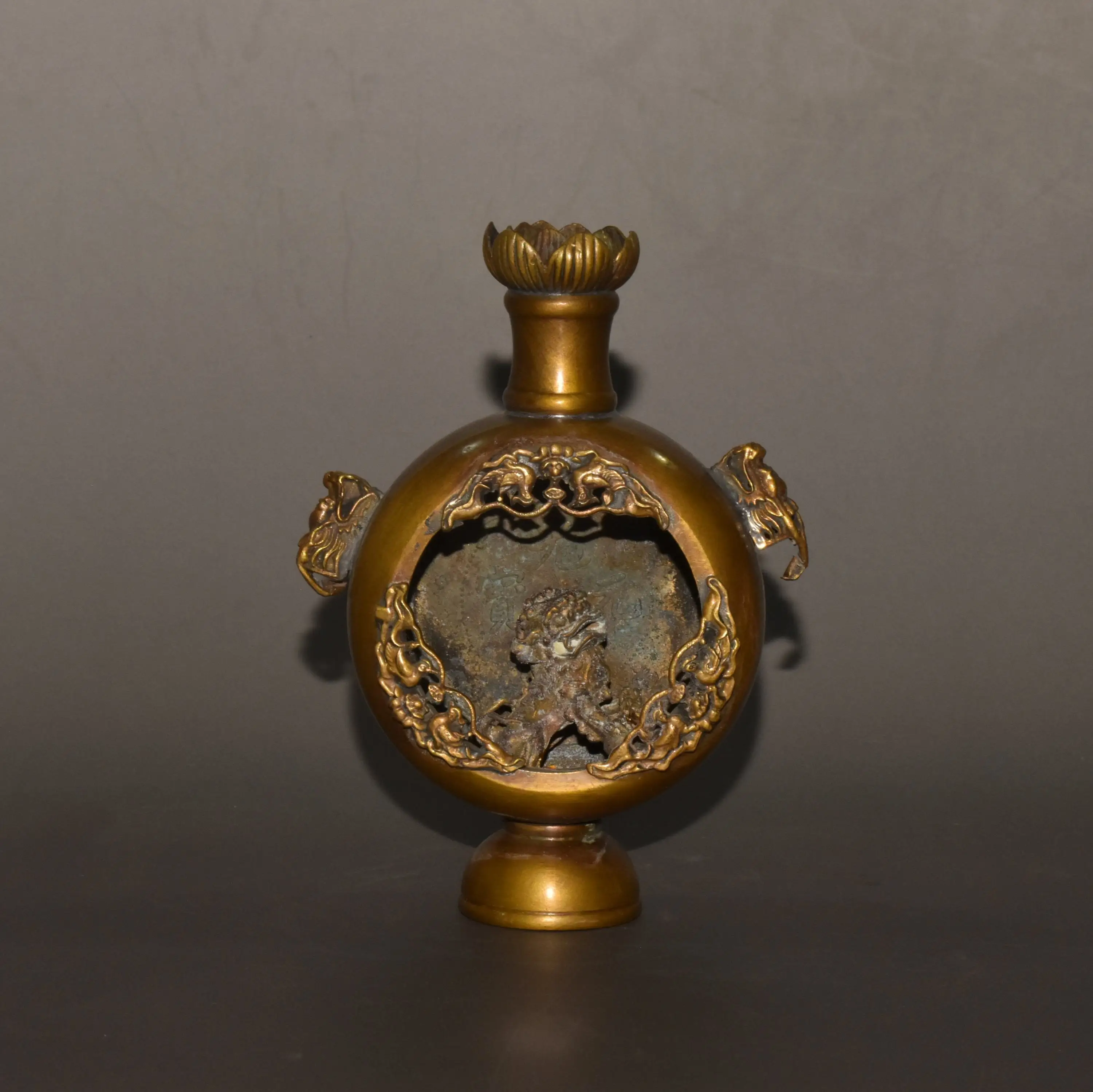 Chinese pure copper lion snuff bottle with reverse flow fragrance decorative item for home decoration
Chinese pure copper lion snuff bottle with reverse flow fragrance decorative item for home decoration