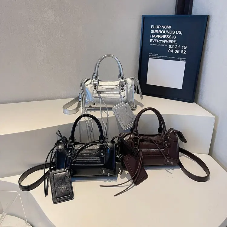 2025 Minimalist Tote Bag, Spacious Underarm Purse for Women, Niche Shoulder Crossbody, Textured Day to Night Bag, Versatile
2025 Minimalist Tote Bag, Spacious Underarm Purse for Women, Niche Shoulder Crossbody, Textured Day to Night Bag, Versatile