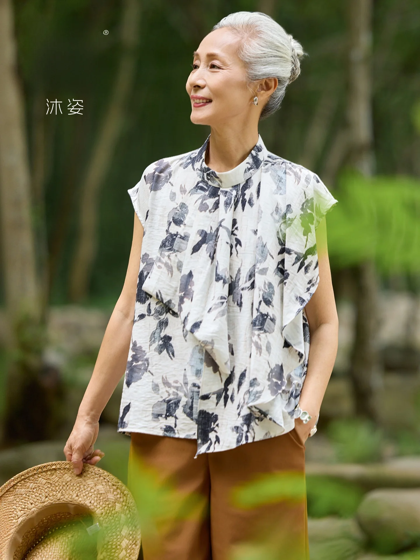 Elegant Midlife Women's T-Shirt Sleeveless Shirt Breathable Lightweight Printed Zipper Closure Casual Summer Fashion
Elegant Midlife Women's T-Shirt Sleeveless Shirt Breathable Lightweight Printed Zipper Closure Casual Summer Fashion