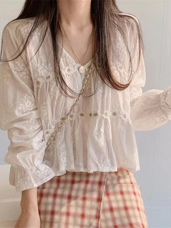 Spring New Lace Embroidery V-Neck Long Sleeve Women's Shirt Cotton Linen Bubble Sleeve Design Sensation White Loose Fit Blouse
Spring New Lace Embroidery V-Neck Long Sleeve Women's Shirt Cotton Linen Bubble Sleeve Design Sensation White Loose Fit Blouse