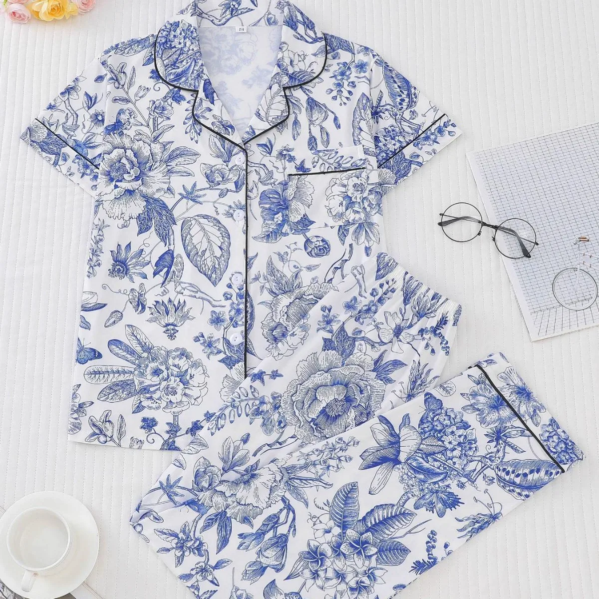 European American Women's Pajamas Set Blue Flower Print Comfortable Cardigan Lapel Short-sleeved Trousers 2PCS Set
European American Women's Pajamas Set Blue Flower Print Comfortable Cardigan Lapel Short-sleeved Trousers 2PCS Set