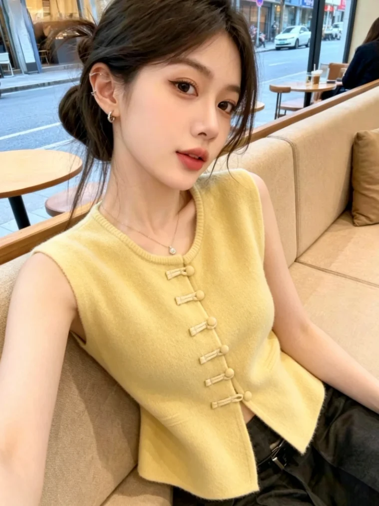 Sleeveless Knitted Vest Cardigan Women's Fashionable Summer New Style National Style Button Design High Quality Top
Sleeveless Knitted Vest Cardigan Women's Fashionable Summer New Style National Style Button Design High Quality Top