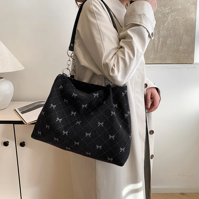 2025 Corduroy Butterfly Autumn and Winter New Printed Shoulder Bag Large Capacity Commuter Handbag Simple Tote Bag
2025 Corduroy Butterfly Autumn and Winter New Printed Shoulder Bag Large Capacity Commuter Handbag Simple Tote Bag