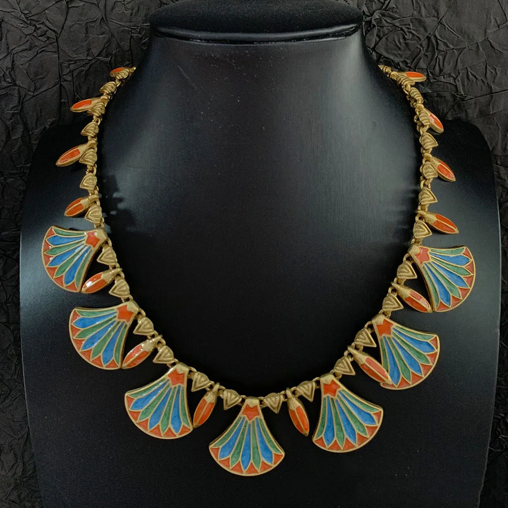 Vintage Colored Enamel Fan-Shaped Necklace Elegant Gold Pendant Jewelry Clothing Accessory Banquets Birthday Gifts for Women
Vintage Colored Enamel Fan-Shaped Necklace Elegant Gold Pendant Jewelry Clothing Accessory Banquets Birthday Gifts for Women