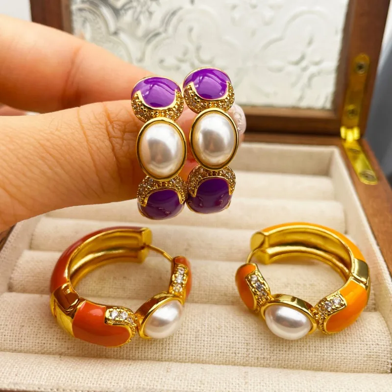 New Designer Colored Enamel Pearl Rhinestone Earrings for Women Fashion Retro Court Style Round Pearl Women's Earrings
New Designer Colored Enamel Pearl Rhinestone Earrings for Women Fashion Retro Court Style Round Pearl Women's Earrings