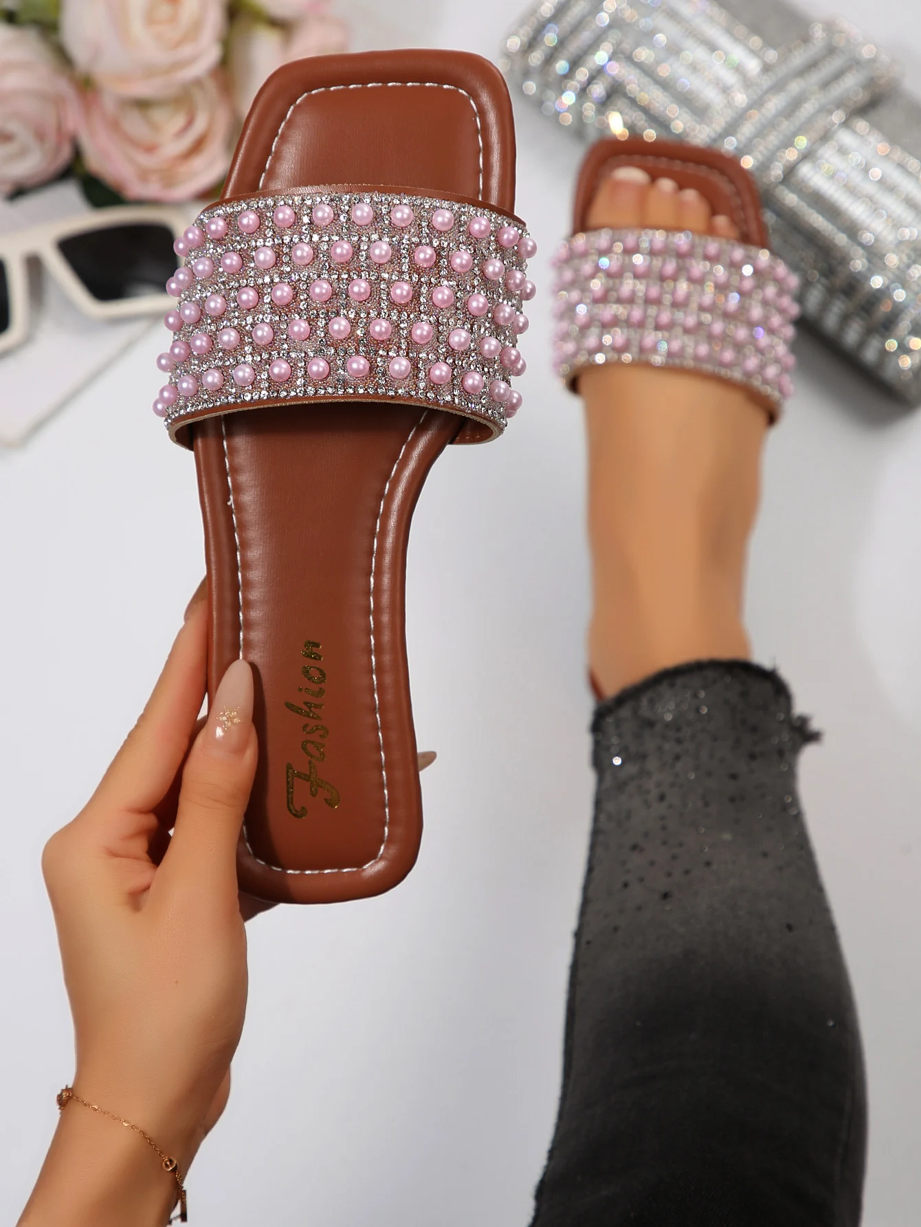 New Fashionable Summer Sandals for Women, Slip-On Slippers, Party Birthday Gift, Solid Color Outdoor Casual Shoes, Simple and Elegant Flat Beach Slippers, Easy to Match, Comfortable for All-Day Wear at Home and Outdoors
New Fashionable Summer Sandals for Women, Slip-On Slippers, Party Birthday Gift, Solid Color Outdoor Casual Shoes, Simple and Elegant Flat Beach Slippers, Easy to Match, Comfortable for All-Day Wear at Home and Outdoors