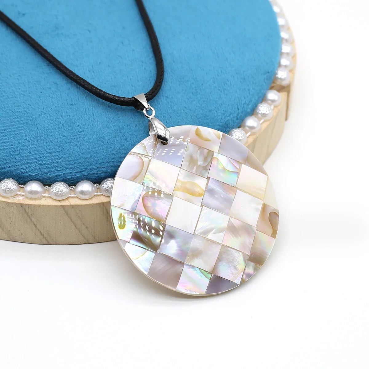 Natural Shells Necklace Pendant Round Shape Mother of pearl Exquisite Charm Women Necklace accessory Girls Wedding Party Jewelry
Natural Shells Necklace Pendant Round Shape Mother of pearl Exquisite Charm Women Necklace accessory Girls Wedding Party Jewelry