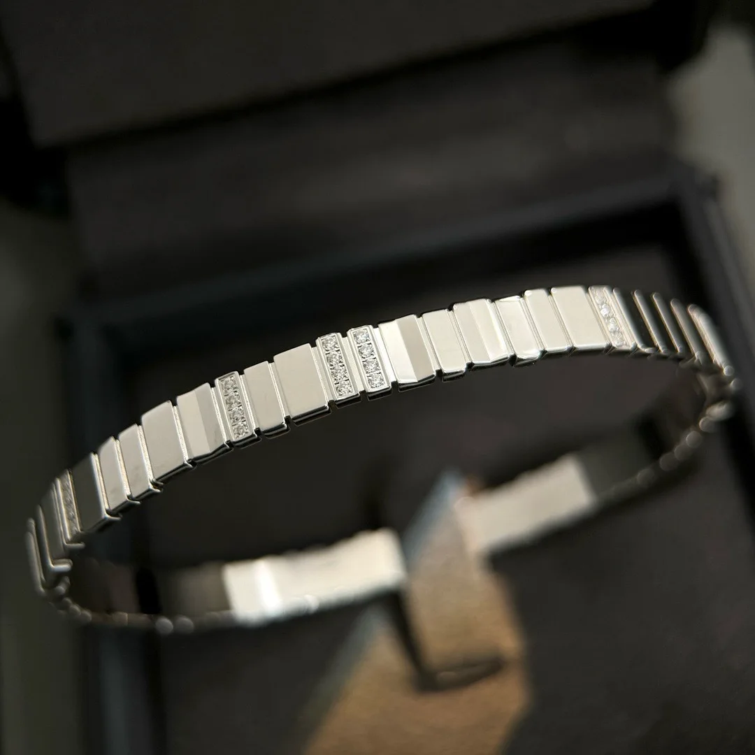 S925 sterling silver square irregular mirror inlaid with carbon diamond high-end CNC craftsmanship bracelet for women
S925 sterling silver square irregular mirror inlaid with carbon diamond high-end CNC craftsmanship bracelet for women